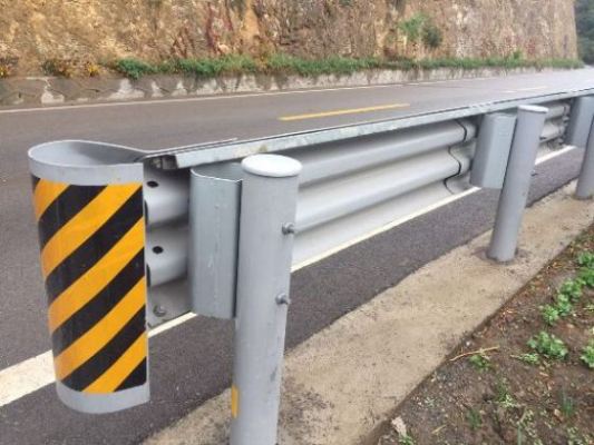 三波護欄板配圓柱