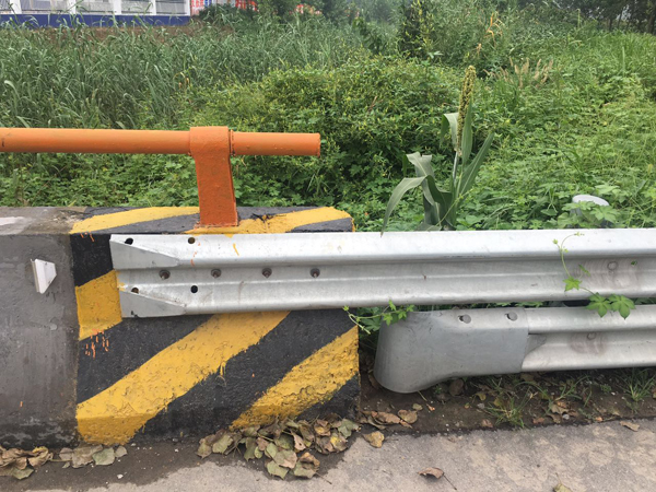 波形護欄橋頭板連接