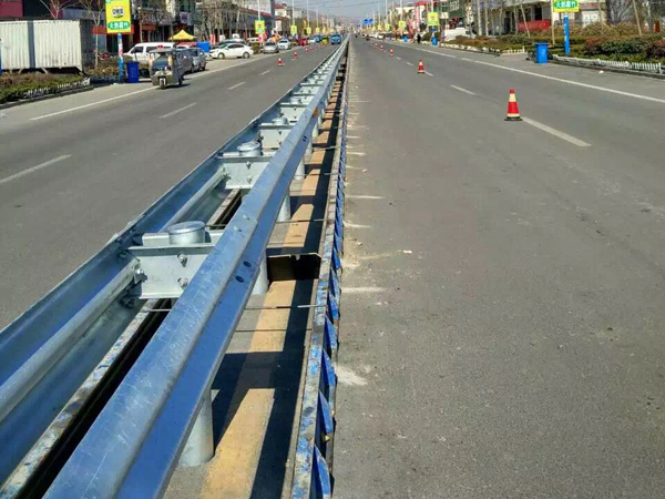 中央分隔帶一柱雙掛橫隔梁連接圖